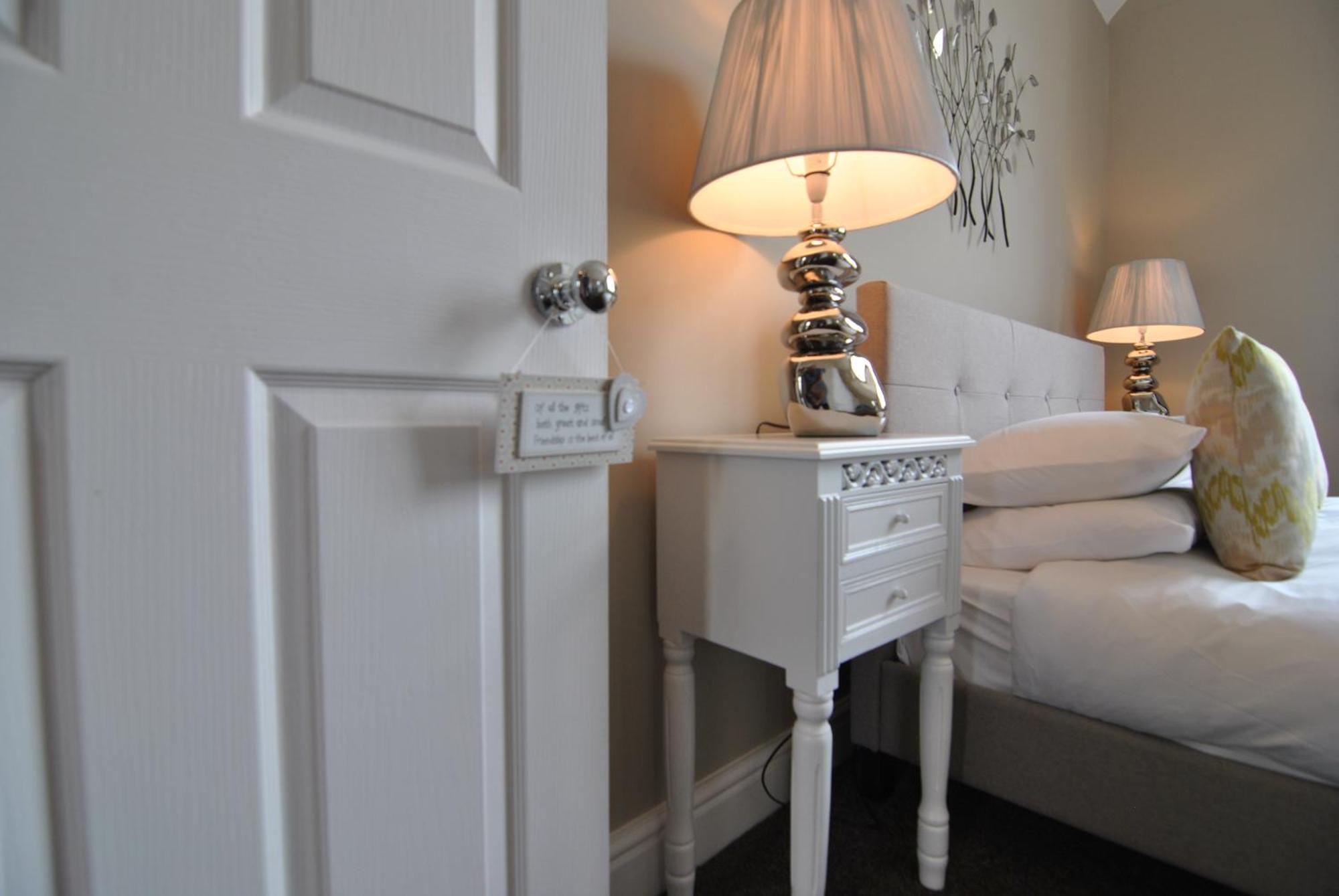 Lord Raglan House Apartments 2Br With Parking ウィンザー エクステリア 写真